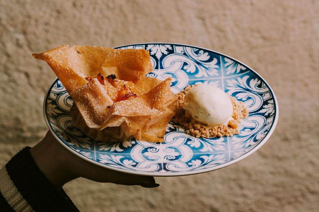 Croustillant du Monastère (croquant de pâte filo, à la crème aux œufs, aux amandes, noix et glace aux cerises griottes)