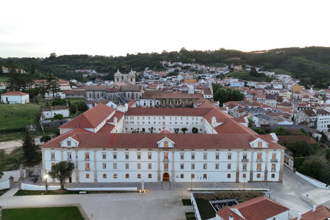 Fachada do Montebelo Mosteiro de Alcobaça - Rua Silvério Raposo